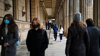 Menschen mit Masken in Berlin auf der Museumsinsel