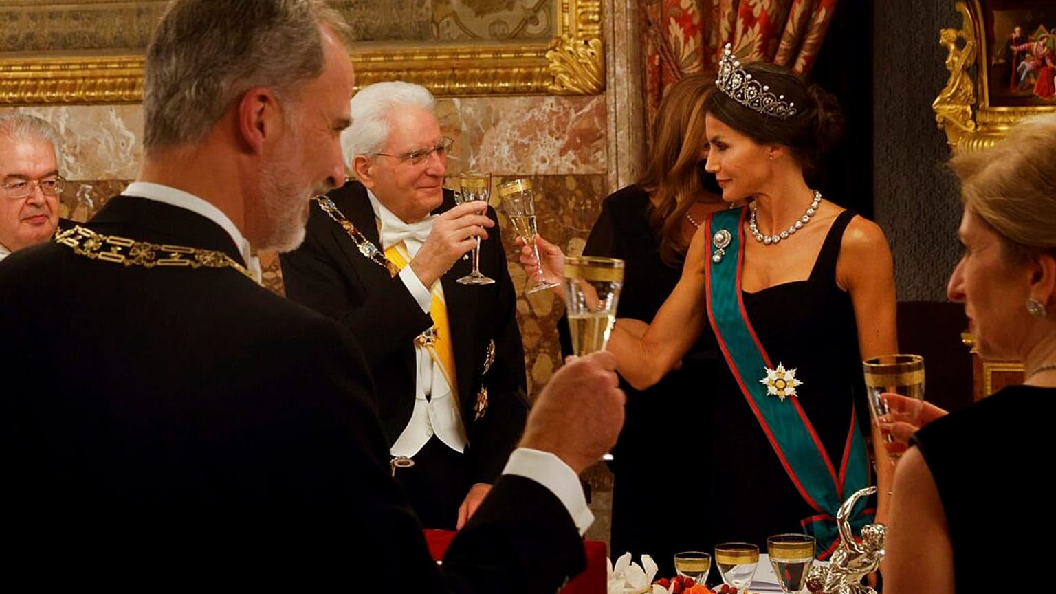 El rey Felipe VI y el presidente italiano Sergio Mattarella cenando en la mesa imperial