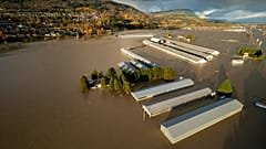 La montée des eaux de crue entoure des granges à Abbotsford, en Colombie-Britannique, le 16 novembre 2021.