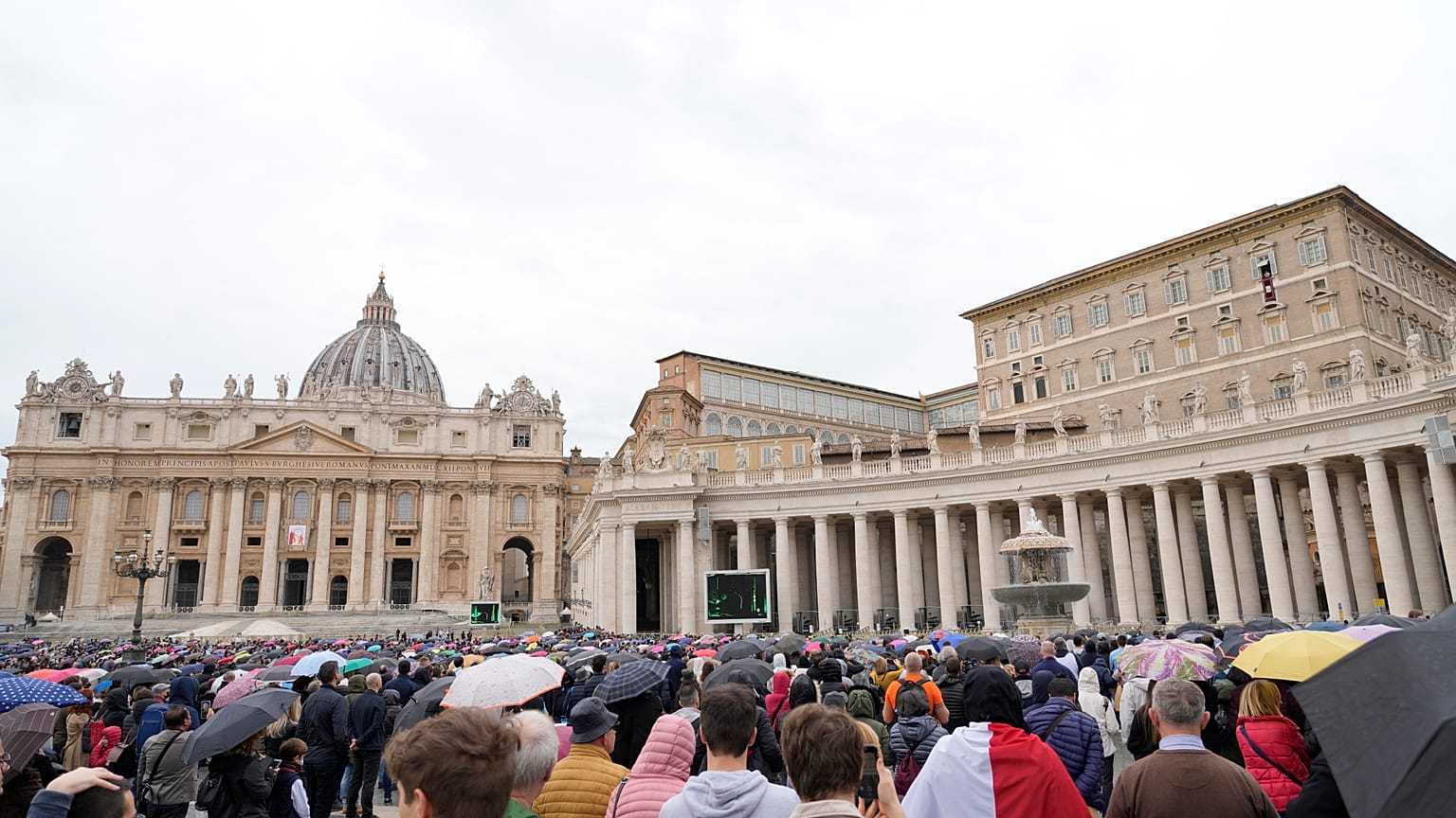 Multitud de personas en el Vaticano