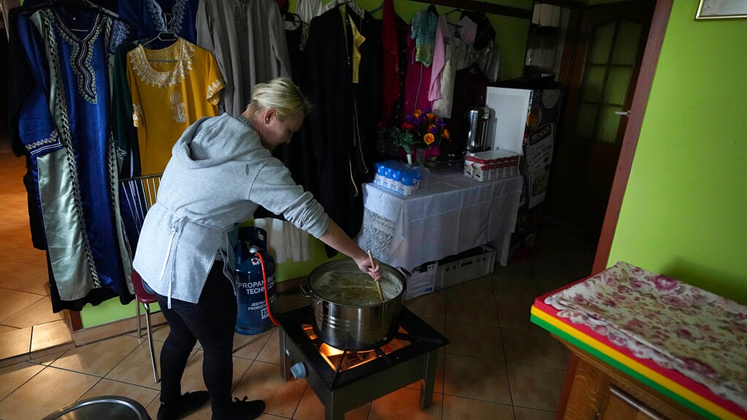 Elementos da comunidade muçulmana de Bohoniki preparam a receção aos migrantes que vêm da Bielorrússia