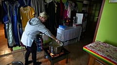 Elementos da comunidade muçulmana de Bohoniki preparam a receção aos migrantes que vêm da Bielorrússia