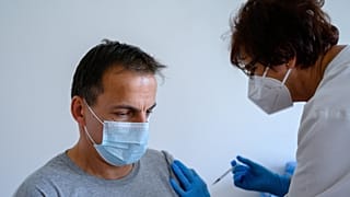 Harmadik oltás beadása a Fejér Megyei Szent György Egyetemi Oktató Kórházban 