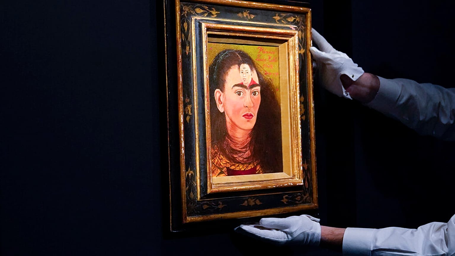 لوحة رسمتها الفنانة المكسيكية الشهيرة، فريدا كالو لنفسها وزوجها الفنان دييغو ريفيرا في مزاد في نيويورك، الجمعة 5 نوفمبر 2021