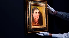 لوحة رسمتها الفنانة المكسيكية الشهيرة، فريدا كالو لنفسها وزوجها الفنان دييغو ريفيرا في مزاد في نيويورك، الجمعة 5 نوفمبر 2021