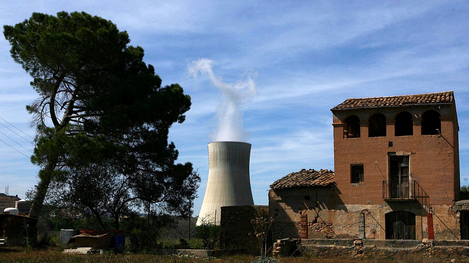 En 2008, las autoridades españolas tuvieron que realizar estudios a unas 800 personas en la ciudad de Ascó tras una fuga en la central nuclear Ascó I un año antes. (ARCHIVO)