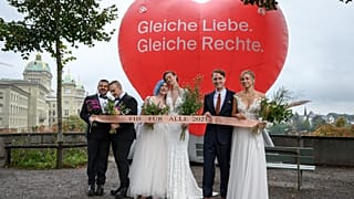 Des couples prennent la pose à l'occasion du référendum sur le "mariage pour tous", le 26/09/2021