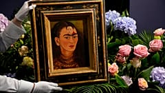 Un empleado sostiene el autorretrato de 1949 "Diego y yo", de la pintora mexicana Frida Kahlo, 21/10/2021, Londres, Reino Unido