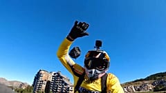 Auf dem Motorrad mit dem Fallschirm in die Luft
