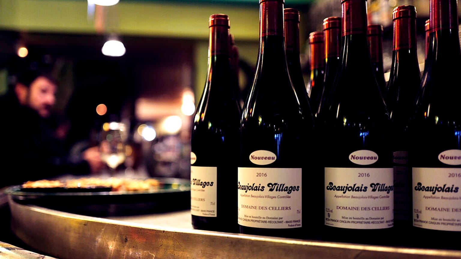 Bouteille de beaujolais dans un bistrot français en 2016