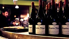 Bouteille de beaujolais dans un bistrot français en 2016