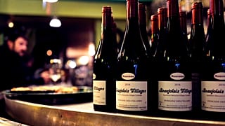 Bouteille de beaujolais dans un bistrot français en 2016