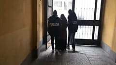 La donna arrestata a Milano per terrorismo scortata dalla polizia