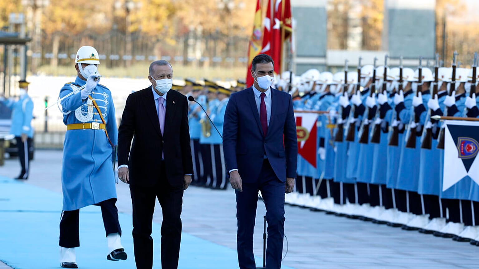 El presidente turco, Recep ¨Tayyip Erdogan, y su homólogo español, Pedro Sánchez, durante la ceremonia de bienvenida en el palacio presidencial