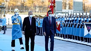 El presidente turco, Recep ¨Tayyip Erdogan, y su homólogo español, Pedro Sánchez, durante la ceremonia de bienvenida en el palacio presidencial