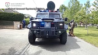 Il blindato della polizia durante l'arresto di V.K., giugno 2021