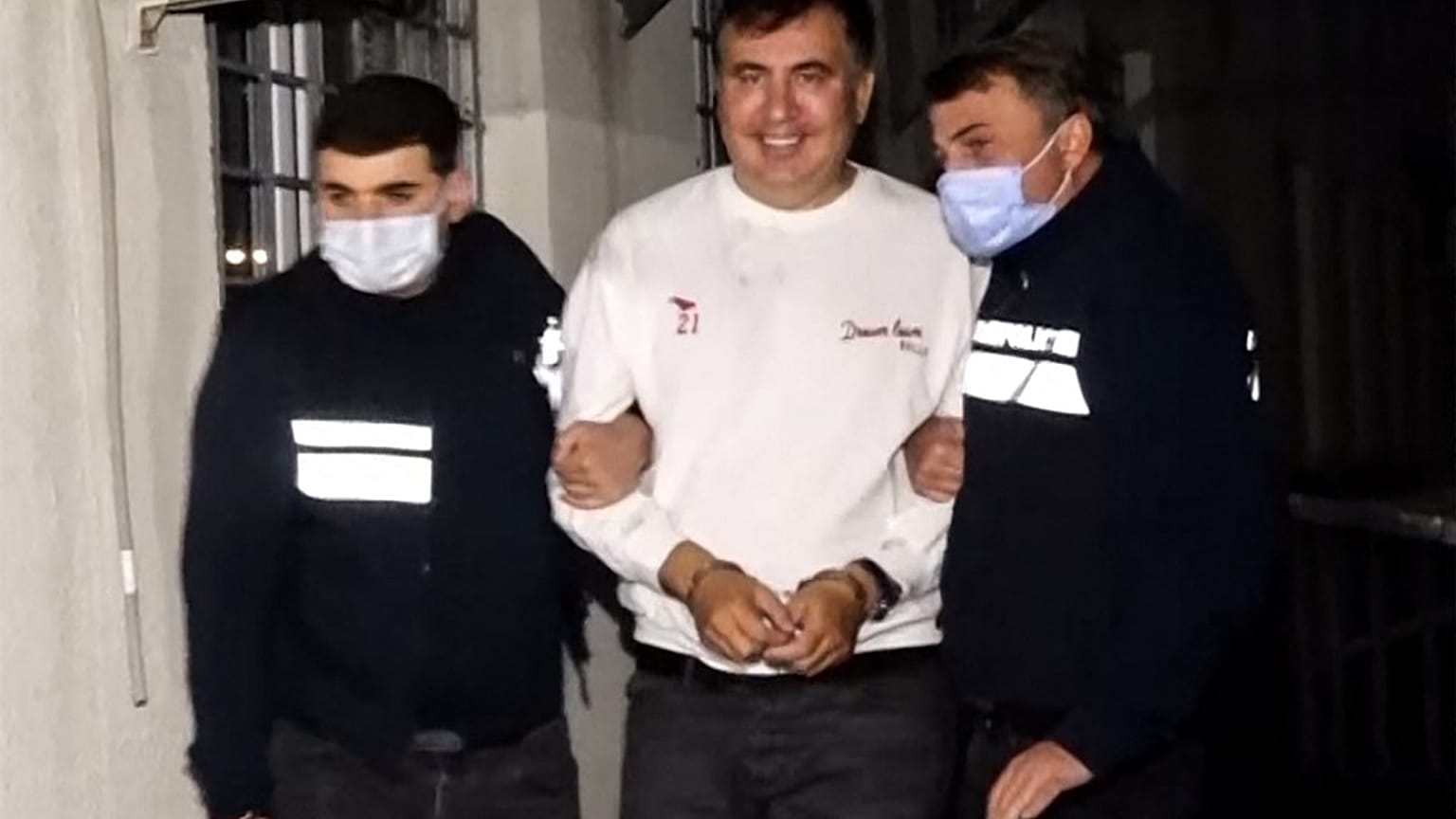 El expresidente de Georgia Mijail Saakashvili escoltado por la policía durante su detención el 1 de Octubre en Tiflis