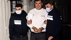 El expresidente de Georgia Mijail Saakashvili escoltado por la policía durante su detención el 1 de Octubre en Tiflis
