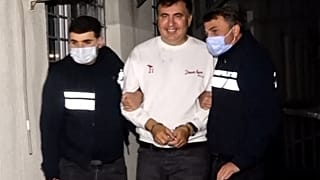El expresidente de Georgia Mijail Saakashvili escoltado por la policía durante su detención el 1 de Octubre en Tiflis