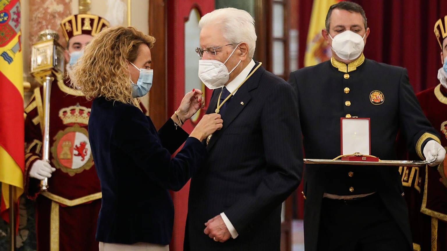 Sergio Mattarella insignito di alta onoreficenza spagnola 