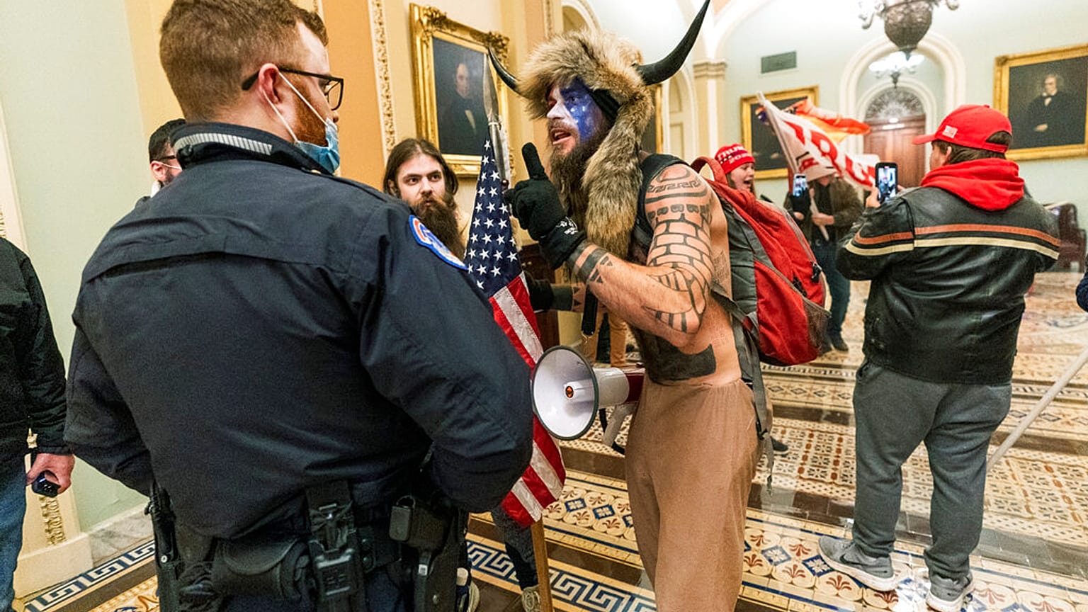 Qanon Schamane am 6. Januar 2021 nach dem Sturm auf das Kapitol in Washington