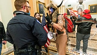 Qanon Schamane am 6. Januar 2021 nach dem Sturm auf das Kapitol in Washington