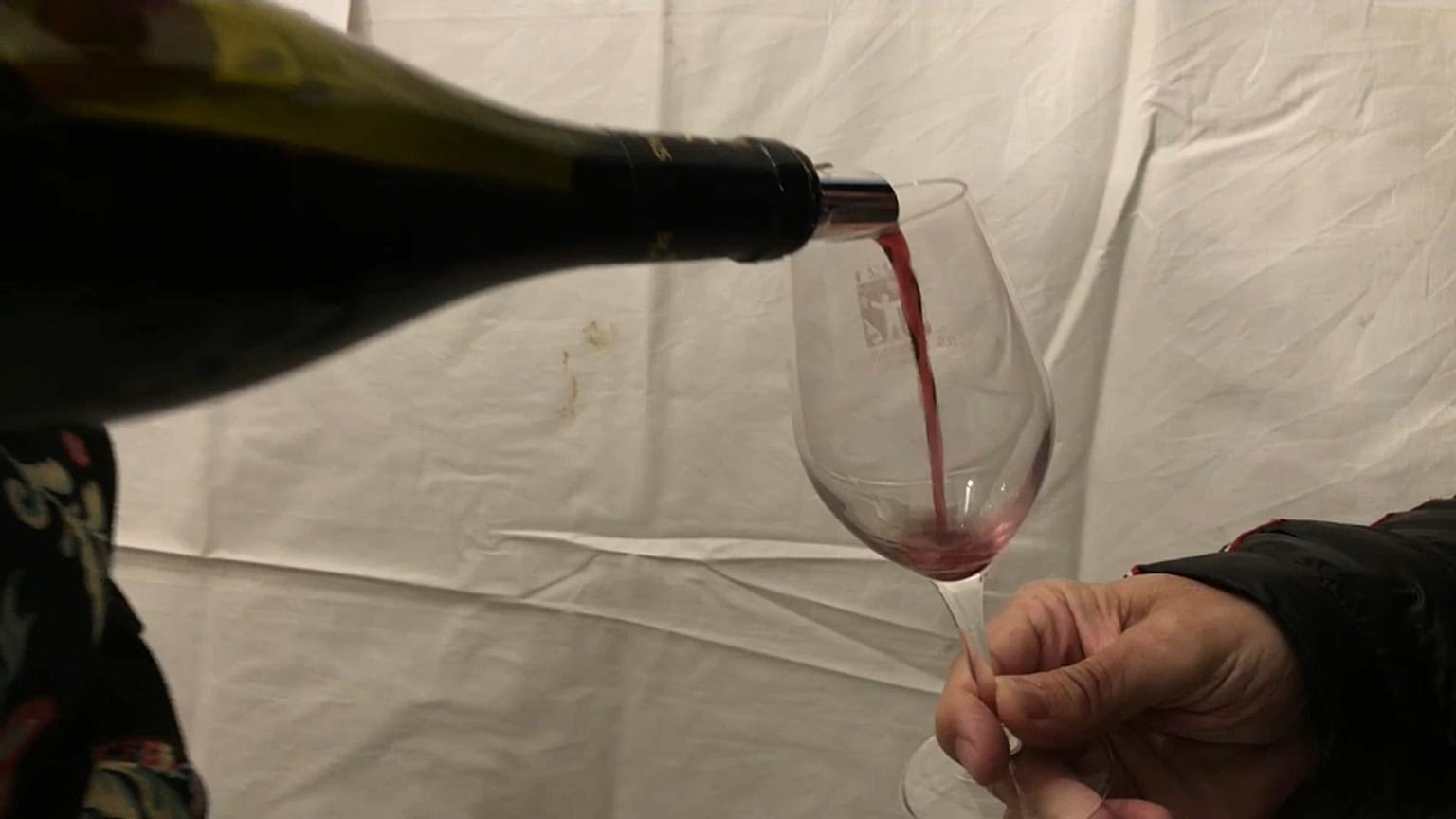 A la fête du "Beaujolais nouveau", le vin coule à flot - Beaujeu (Rhône), le 17/11/2021 (capture d'écran d'une vidéo euronews)