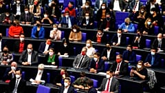 Corona-Debatte im Bundestag: Die von SPD. FDP und Grünen eingebrachte Änderung des Infektionsschutzgesetzes wurde beschlossen. Eine Hürde bleibt aber noch.