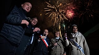 In Beaujeu im Beaujolais fand die zentrale Feier statt. Mit Festzelt und Feuerwerk
