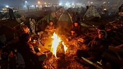 Des migrants attendent au Bélarus à quelques mètre de la frontière polonaise
