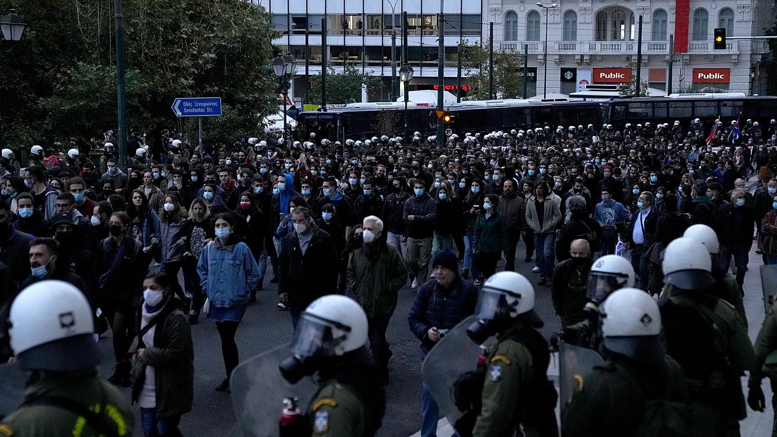 Yunanistan’da 17 Kasım anma yürüyüşünde silahlanma karşıtı slogan atıldı