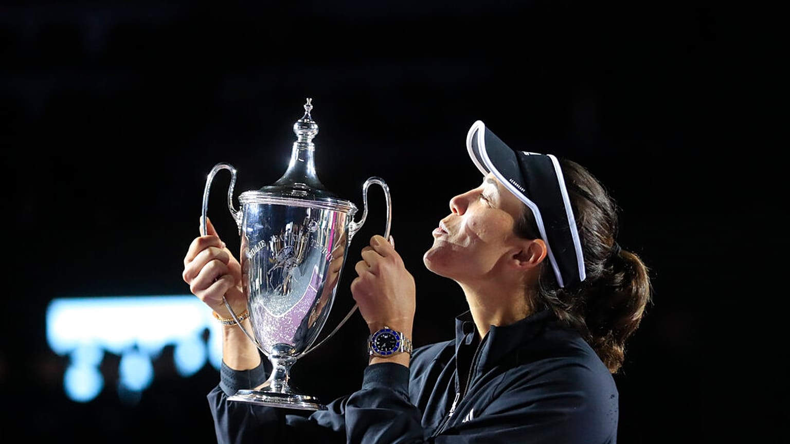 L'Espagnole Garbiñe Muguruza recevant le trophée du Masters WTA, obtenu à Guadalajara (Mexique), le 17/11/2021