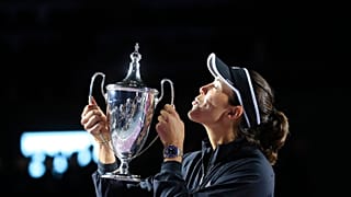 L'Espagnole Garbiñe Muguruza recevant le trophée du Masters WTA, obtenu à Guadalajara (Mexique), le 17/11/2021