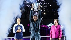 Garbiñe Muguruza durante una ceremonia de premiación después de derrotar a Anett Kontaveit en el partido final del torneo de la WTA.