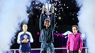 Garbiñe Muguruza durante una ceremonia de premiación después de derrotar a Anett Kontaveit en el partido final del torneo de la WTA.