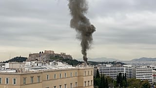 Ο μαύρος καπνός από τη φωτιά όπως φαίνεται από την πλατεία Συντάγματος