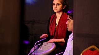 Shogofa Safi, percussionista e maestrina de orquestra feminina afegã, de passagem pelo Qatar, rumo a Portugal, em outubro