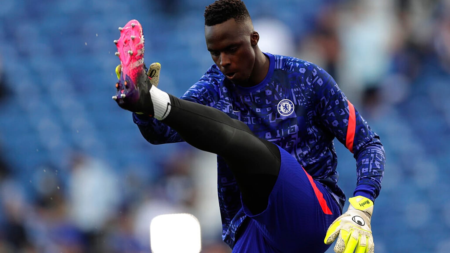 Edouard Mendy beim Aufwärmen vor einem Champions League-Spiel zwischen Man City und Chelsea im Mai 2021.