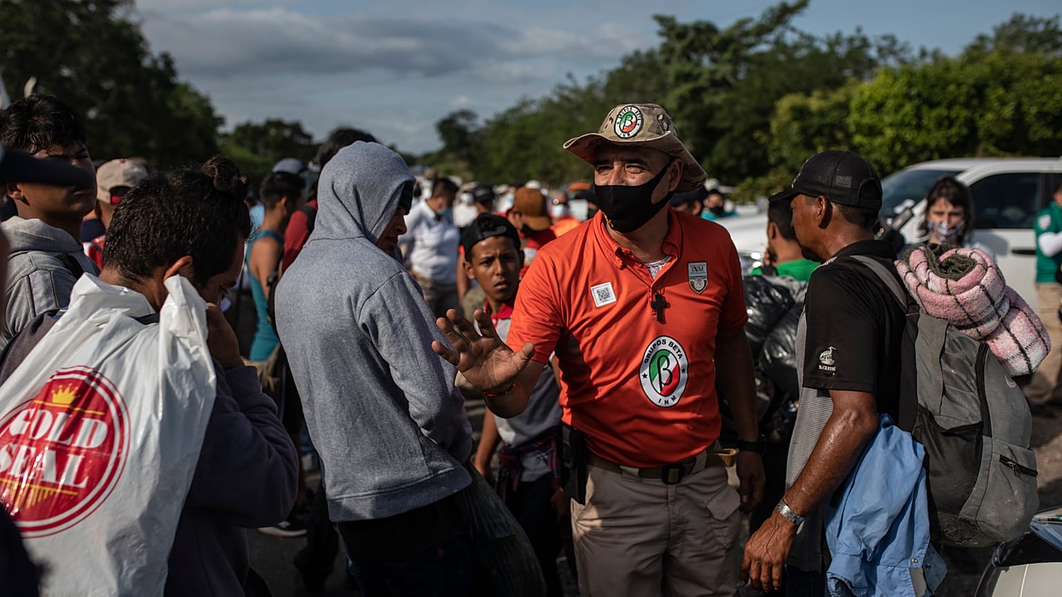 Un funcionario de migración mexicano intenta persuadir a los migrantes para que no sigan caminando hacia el norte, 16/11/2021, Jesús Carranza, México