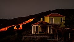 Imagen de una vivienda de La Palma cercana al volcàan Cumbre Vieja en erupción