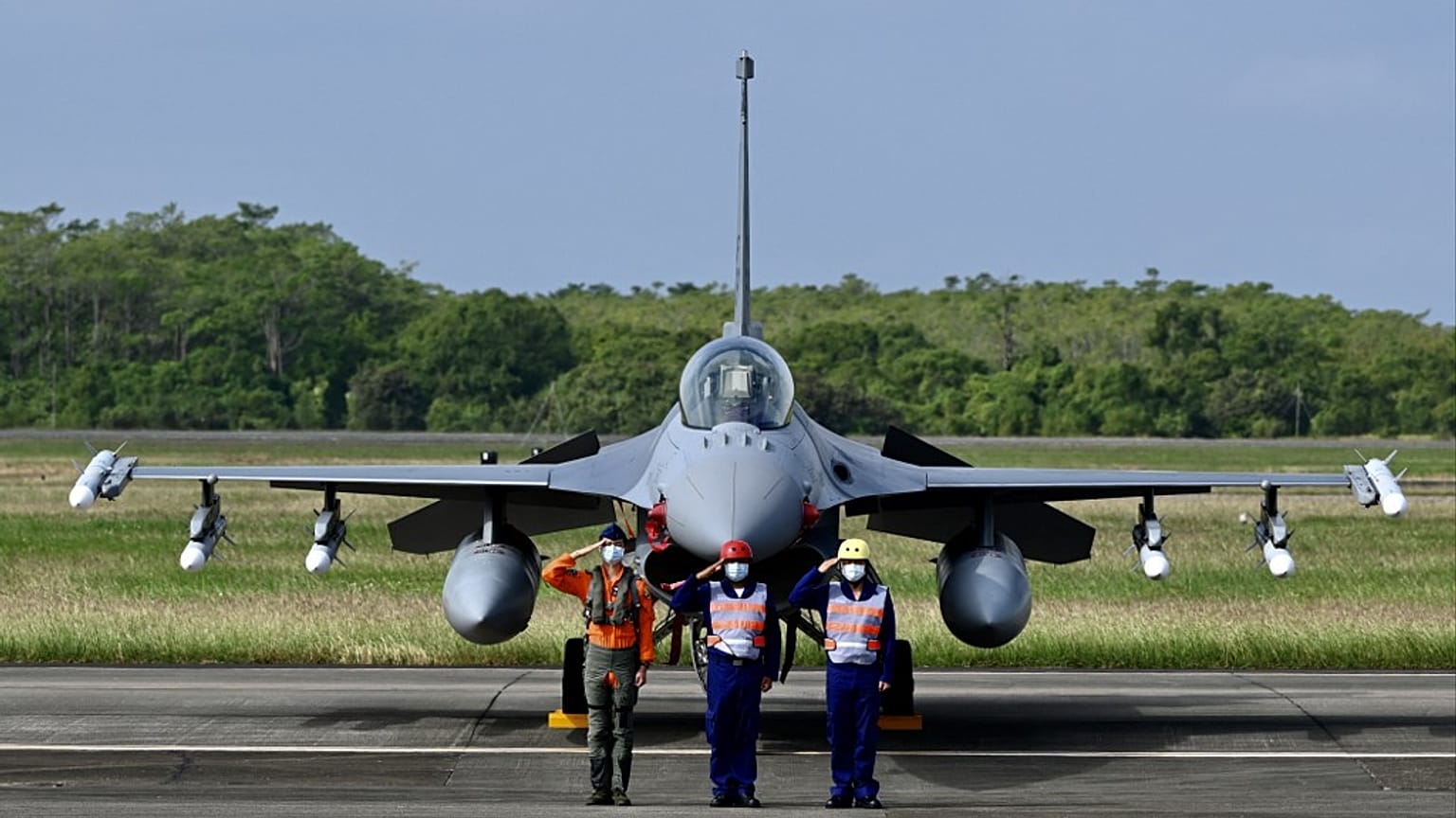 موظفو سلاح الجو التايواني أمام طائرة مقاتلة أمريكية الصنع من طراز F-16 V - في 18 نوفمبر 2021