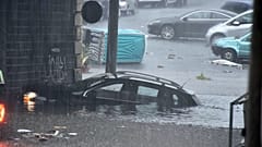 سيارة غمرتها المياه تحت أقواس المارينا في صقلية، بعد هطول أمطار غزيرة على المدينة والمحافظة. 2021/10/26
