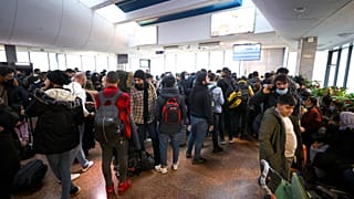 Иракские мигранты ожидают посадки в аэропорту Минска, 18 ноября 2021 г.