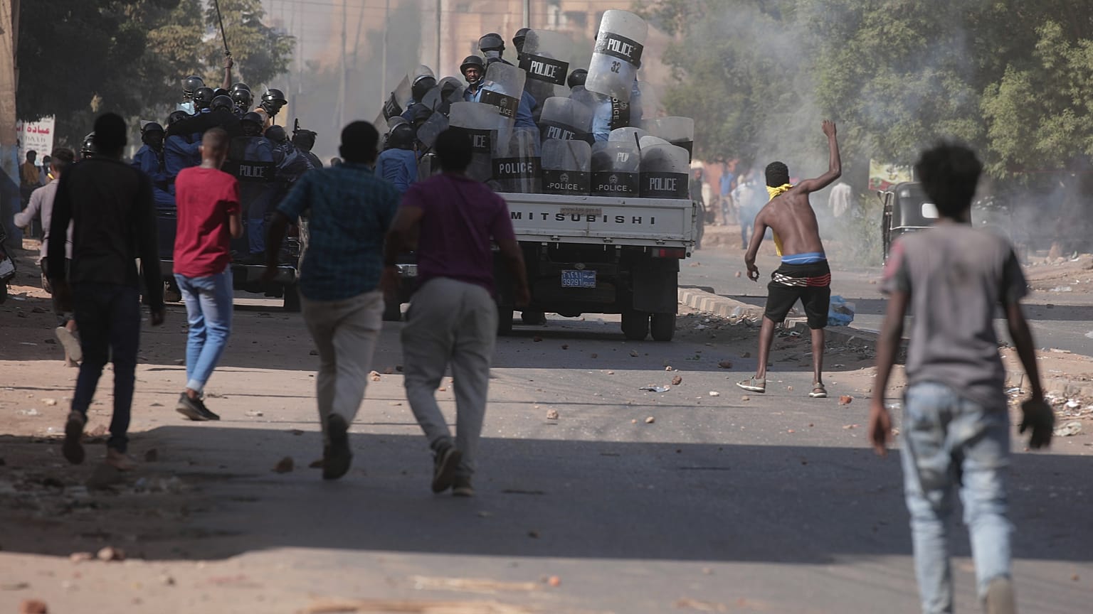سودانيون يواجهون الشرطة خلال احتجاج على الانقلاب العسكري في الخرطوم ـ السودان. 2021/11/17