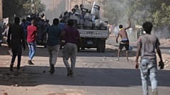 سودانيون يواجهون الشرطة خلال احتجاج على الانقلاب العسكري في الخرطوم ـ السودان. 2021/11/17