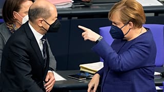 Die geschäftsführende Kanzlerin und der wahrscheinlich baldige neue Kanzler vor der Bund-Länder-Runde im Bundestag.
