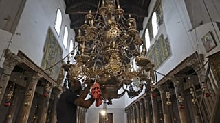 Trabalhos de limpeza na Basílica da Natividade, Belém