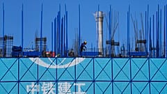 العمل في في مبنى قيد الإنشاء، بكين- أكتوبر 2021