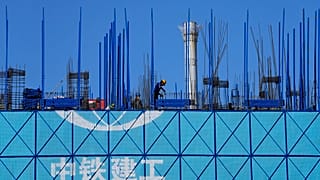 العمل في في مبنى قيد الإنشاء، بكين- أكتوبر 2021