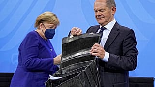 Angela Merkel und Olaf Scholz nach der Tagung mit den Länderchefinnen und -chefs zur Corona-Lage